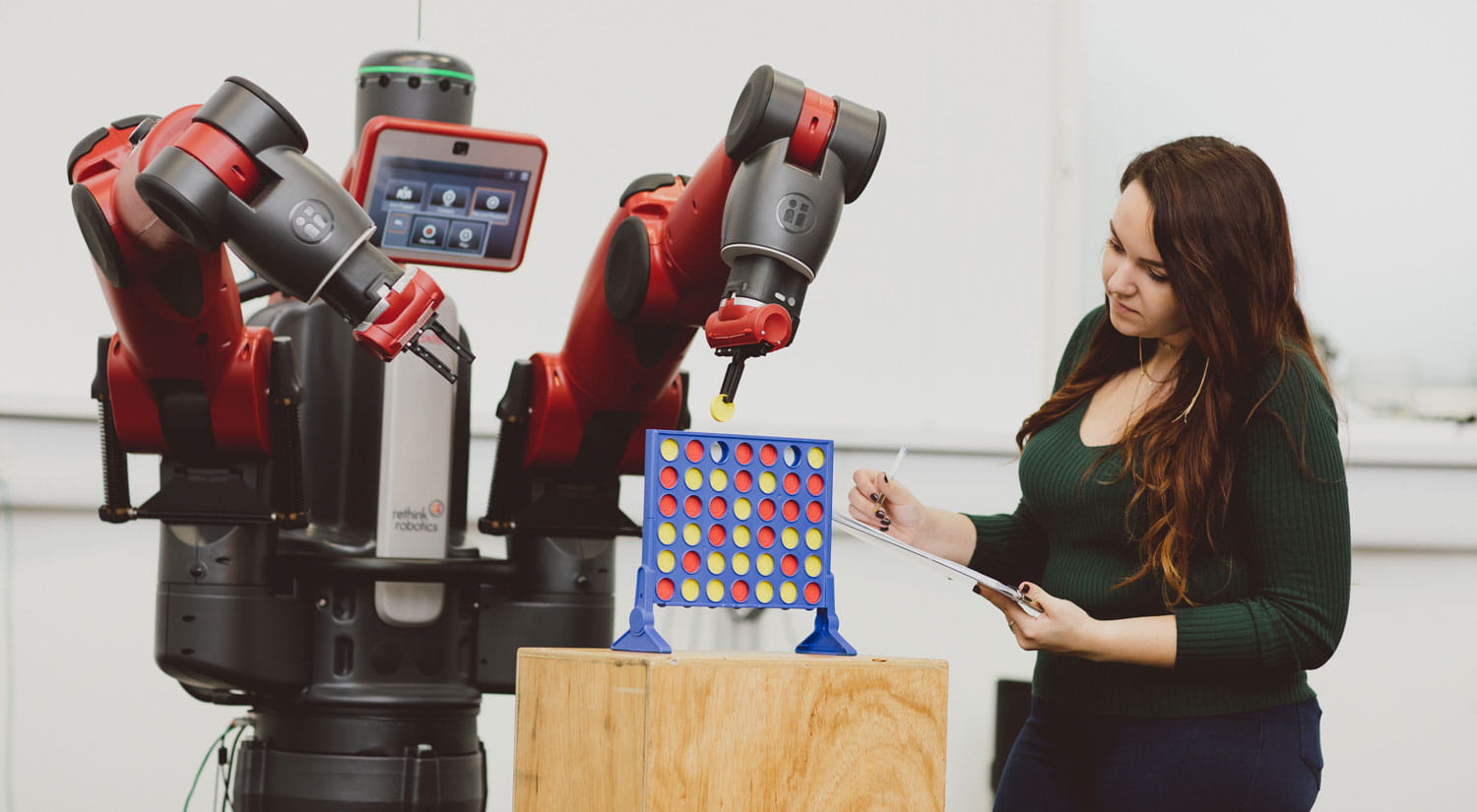 Student analysing a robot playing connect 4)
