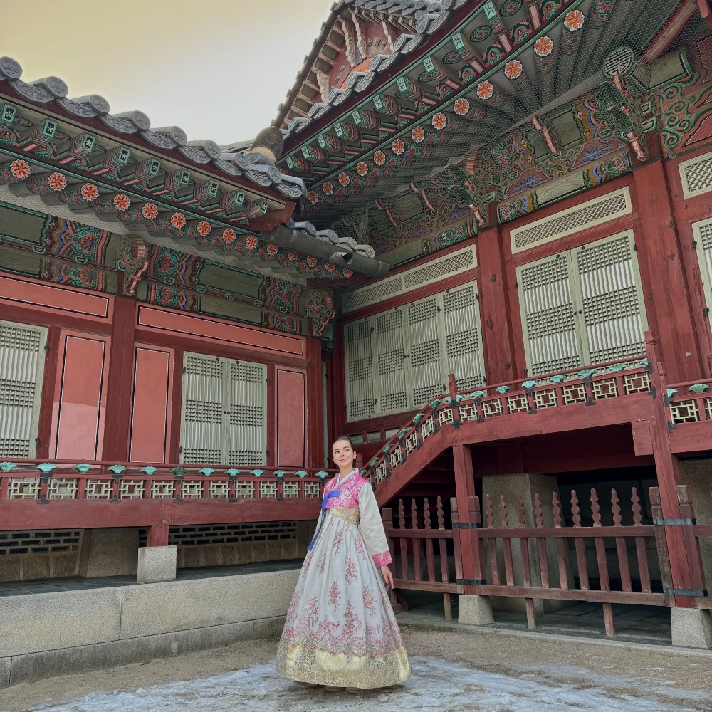A woman dressed in Japanese traditional dress in front of a Japanese building