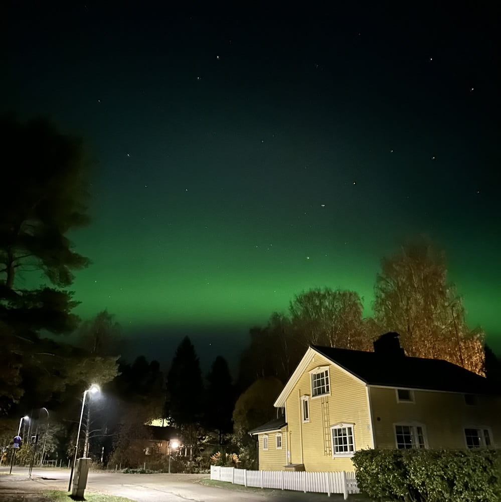 green auora in sky